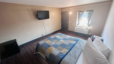 Standard Room, 1 King Bed, Non Smoking | Desk, free WiFi, bed sheets