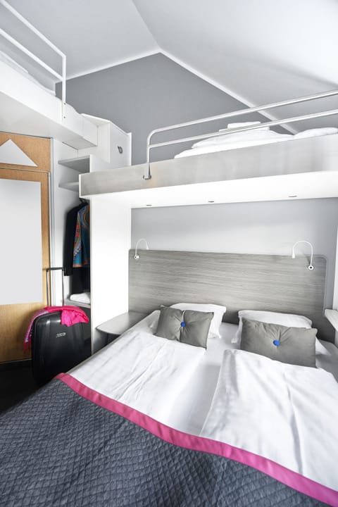 Commodore Family | Desk, free WiFi, bed sheets