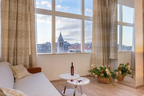 Deluxe Suite, City View | Premium bedding, minibar, in-room safe, desk