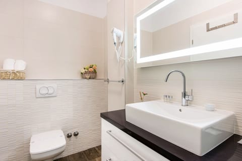 Deluxe Suite, City View | Bathroom | Shower, free toiletries, hair dryer, towels