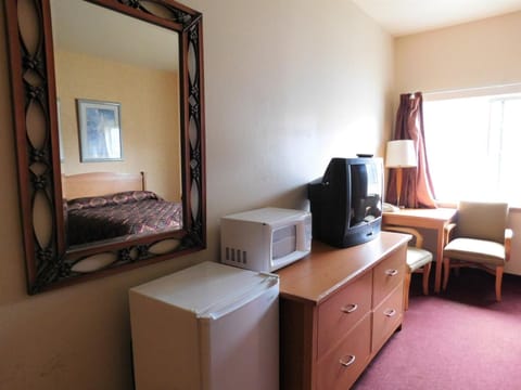 Desk, iron/ironing board, rollaway beds, free WiFi