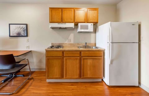 Standard Studio, Non Smoking, Refrigerator & Microwave | Private kitchen | Fridge, microwave, stovetop, freezer