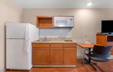 Standard Studio, Non Smoking, Refrigerator & Microwave | Private kitchen | Fridge, microwave, stovetop, freezer