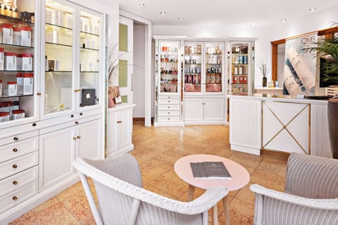 Sauna, hot tub, steam room, body treatments, aromatherapy