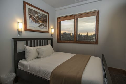 Economy Room, 1 Queen Bed, Shared Bathroom, Mountain View | Individually furnished, iron/ironing board, free WiFi, bed sheets