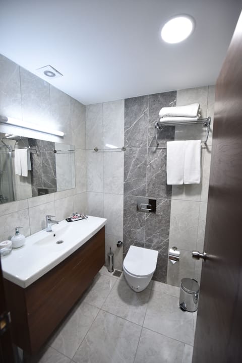 Deluxe Room | Bathroom | Combined shower/tub, free toiletries, hair dryer, slippers