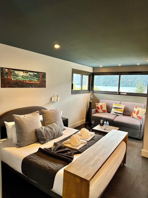 Standard Double Room, Lake View (Sans Balcon) | Premium bedding, minibar, in-room safe, individually decorated