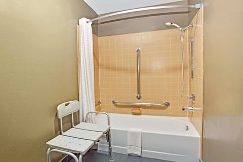 Room, Accessible | Bathroom | Combined shower/tub, free toiletries, hair dryer, towels