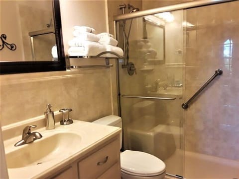 Standard Room, 1 Queen Bed, Private Bathroom, City View (Chayil) | Bathroom | Combined shower/tub, rainfall showerhead, free toiletries, hair dryer