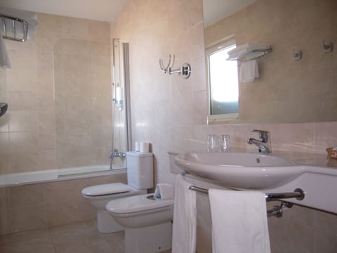 Combined shower/tub, deep soaking tub, free toiletries, hair dryer