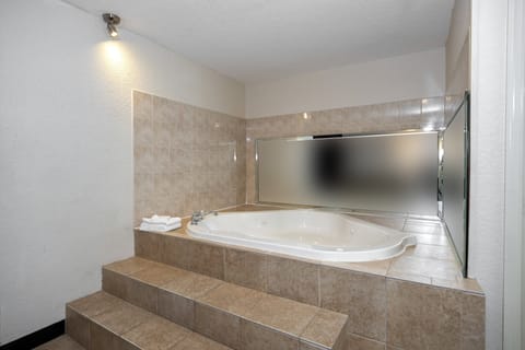 Suite, 1 King Bed, Smoking, Jetted Tub | Spa