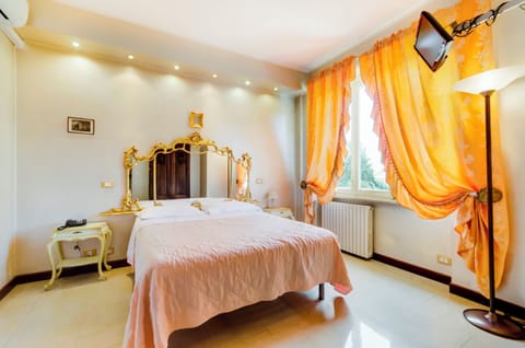 Double Room | In-room safe, free WiFi, bed sheets