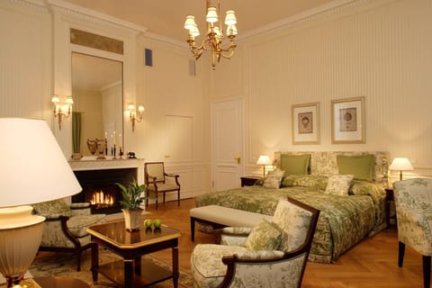 Grand Room, 1 King Bed, Non Smoking | Premium bedding, minibar, in-room safe, individually decorated