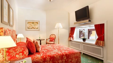 Classic Room, 1 Queen Bed, Non Smoking, Garden View | Premium bedding, minibar, in-room safe, individually decorated