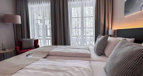 Comfort-Zimmer, Mehrere Betten, Balkon, Annex | Premium bedding, in-room safe, iron/ironing board, rollaway beds