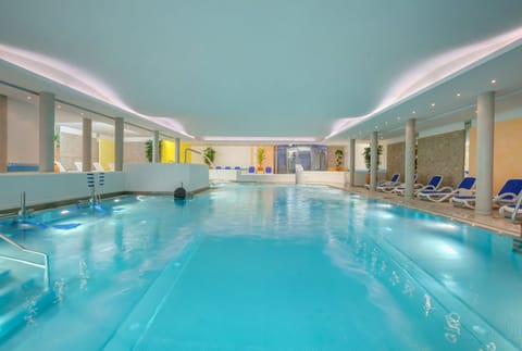 Indoor pool, sun loungers