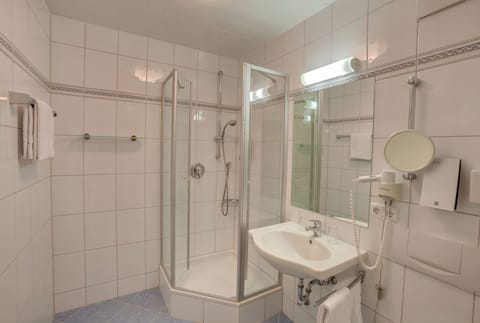 Superior Double Room | Bathroom | Free toiletries, hair dryer, towels