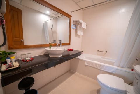 Oscar Elegant Double | Bathroom | Free toiletries, hair dryer, bathrobes, slippers