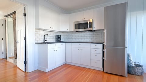 Premium Apartment | Private kitchen | Fridge, microwave, stovetop, coffee/tea maker