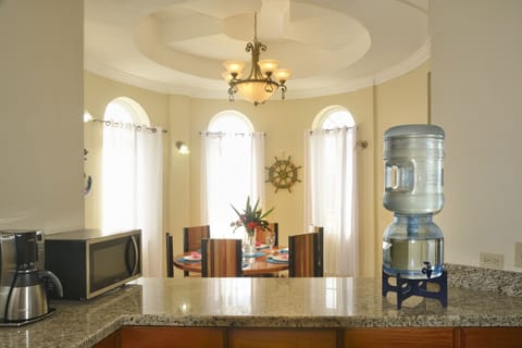 Full-size fridge, microwave, oven, stovetop