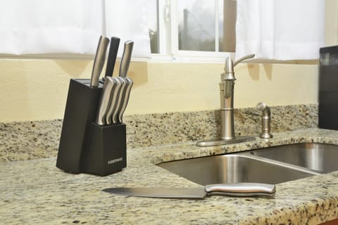 Full-size fridge, microwave, oven, stovetop