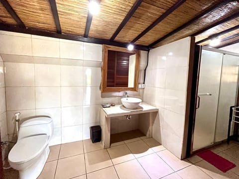 Bungalow | Bathroom | Shower, free toiletries, towels