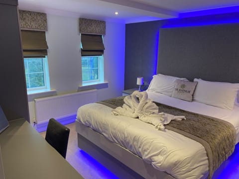 Suite | Premium bedding, desk, iron/ironing board, free WiFi