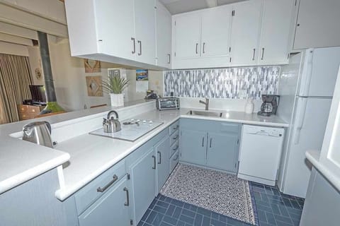 Condo, 1 Bedroom | Private kitchen | Full-size fridge, microwave, stovetop, dishwasher