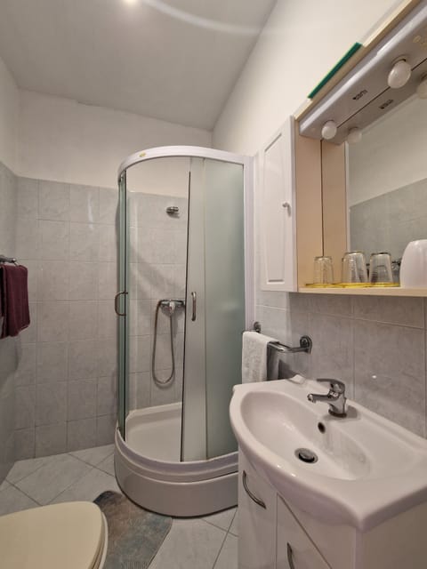 Superior Double Room, 1 Queen Bed with Sofa bed, Terrace, Sea View | Bathroom | Free toiletries, towels