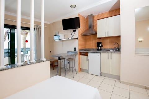 Apartment, 1 Bedroom | Private kitchen | Full-size fridge, microwave, coffee/tea maker, cookware/dishes/utensils