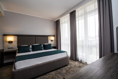 Standard Room, 1 King Bed, Balcony, Pool View | Frette Italian sheets, premium bedding, Select Comfort beds, minibar