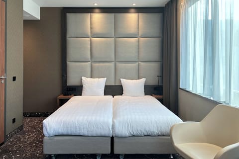 Triple Room | In-room safe, desk, blackout drapes, soundproofing