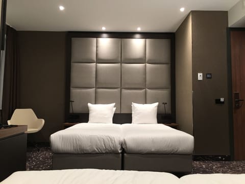 Quadruple Room | In-room safe, desk, blackout drapes, soundproofing