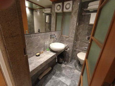 Executive Room | Bathroom | Free toiletries, slippers, towels