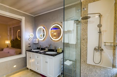 Deluxe Suite | Bathroom | Shower, free toiletries, hair dryer, bathrobes