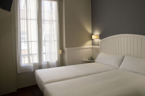 Standard Double or Twin Room | Desk, blackout drapes, free WiFi, bed sheets