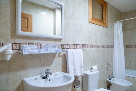 Combined shower/tub, free toiletries, hair dryer, bidet