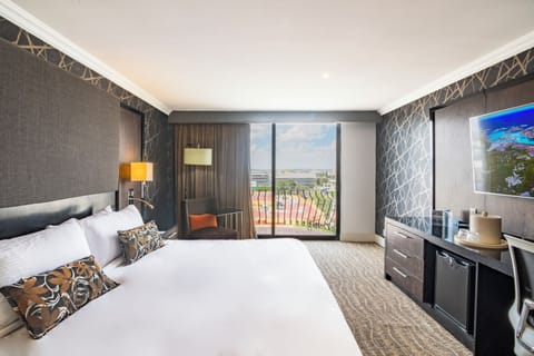 Lucerna Select, 1 King Bed | Premium bedding, in-room safe, desk, blackout drapes