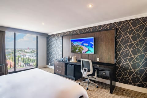 Lucerna Select, 1 King Bed | Premium bedding, in-room safe, desk, blackout drapes