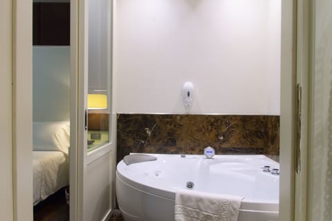 Junior Suite, Hot Tub | Jetted tub