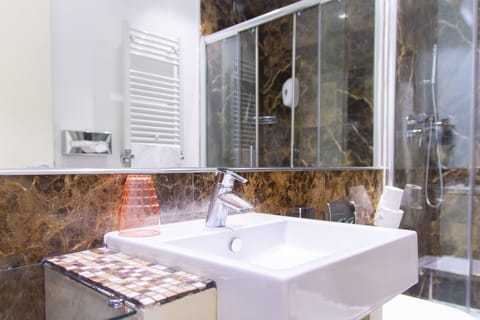 Junior Suite, Hot Tub | Bathroom | Combined shower/tub, hair dryer, bidet, towels