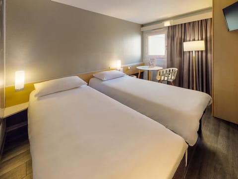 Standard Room, 2 Twin Beds | Desk, laptop workspace, soundproofing, iron/ironing board