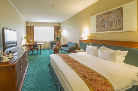 Deluxe King Room | Premium bedding, minibar, in-room safe, desk