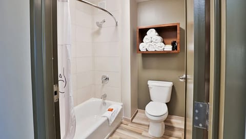 Combined shower/tub, jetted tub, hair dryer, towels