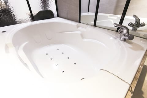 Deluxe Double Room | Bathroom | Separate tub and shower, jetted tub, free toiletries, slippers