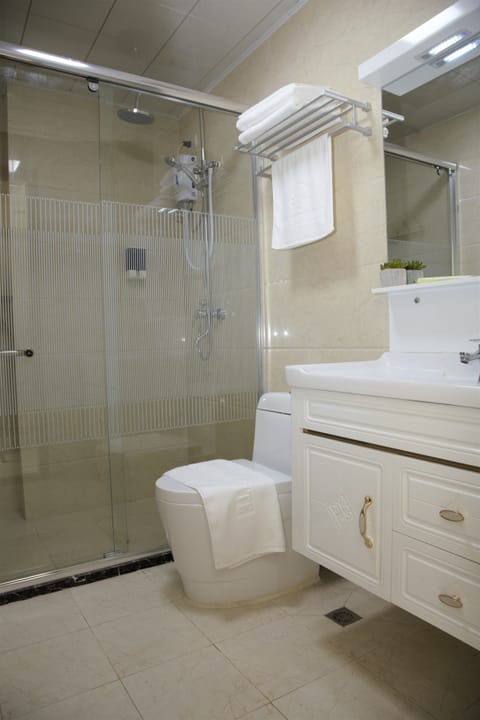 Superior Room, Accessible | Bathroom | Shower, hydromassage showerhead, free toiletries, hair dryer