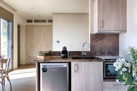 Junior Studio Suite | Private kitchen | Fridge, oven, stovetop, espresso maker