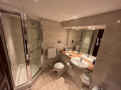 Deluxe Double Room, 1 Double Bed | Bathroom | Combined shower/tub, hair dryer, towels