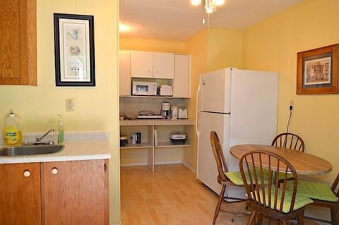 Cottage, 1 Bedroom, Kitchen (6) | Private kitchenette | Fridge, microwave, oven, coffee/tea maker