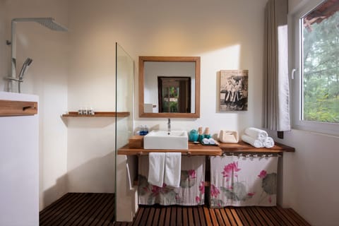 Villa, 3 Bedrooms | Bathroom | Free toiletries, hair dryer, bathrobes, slippers